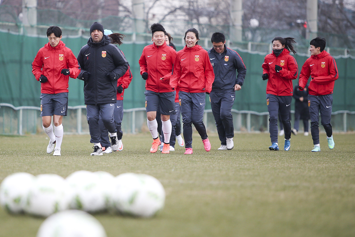 足球俱乐部球员们在休息间隙互动频繁