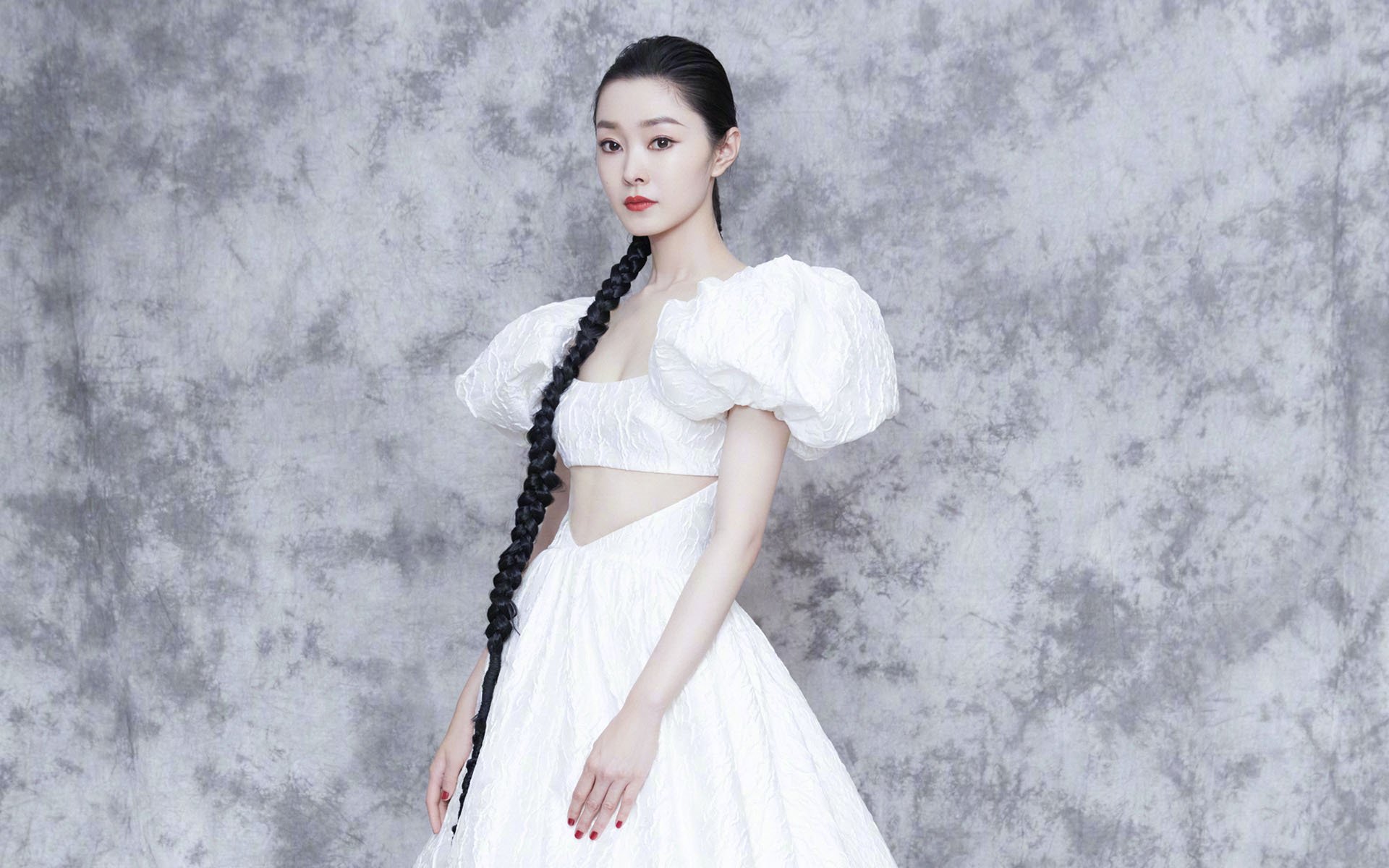 硝烟与霓虹之间，那个在街巷尽头点亮满分徽章的人